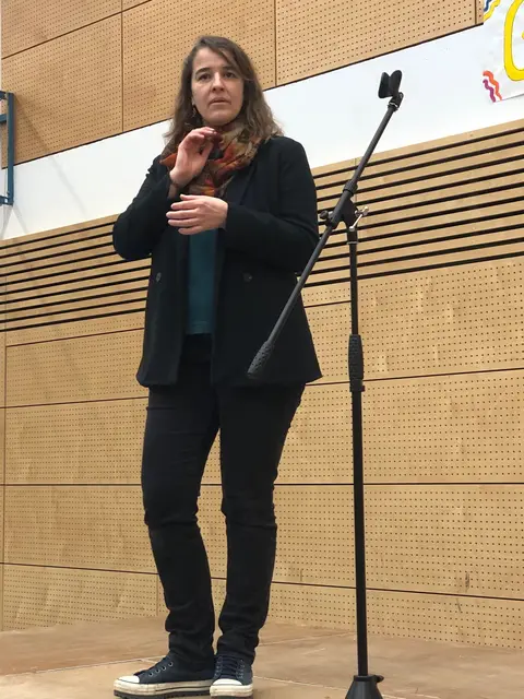 Foto: Heike Heubach erzählte in Gebärdensprache über ihre Arbeit als Abgeordnete. Zwei Gebärdendolmetscher "übersetzten". 
