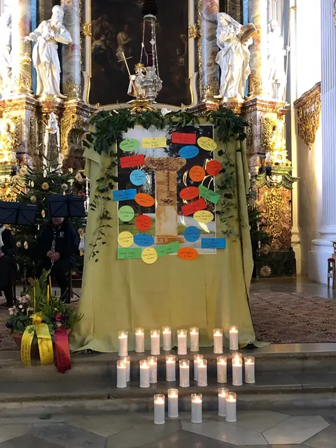 Foto: In der Klosterkirche von Holzen brannten 25 weiße Kerzen und auf einem Plakat standen die Namen der 25 getöteten ehemaligen Bewohner von Holzen. 