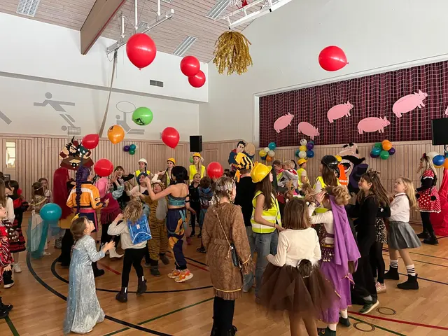 Foto: Fröhliches Treiben herrschte beim Kinderball des TSV in der Ellgauer Mehrzweckhalle. (Foto: Julia Brandmayr)
