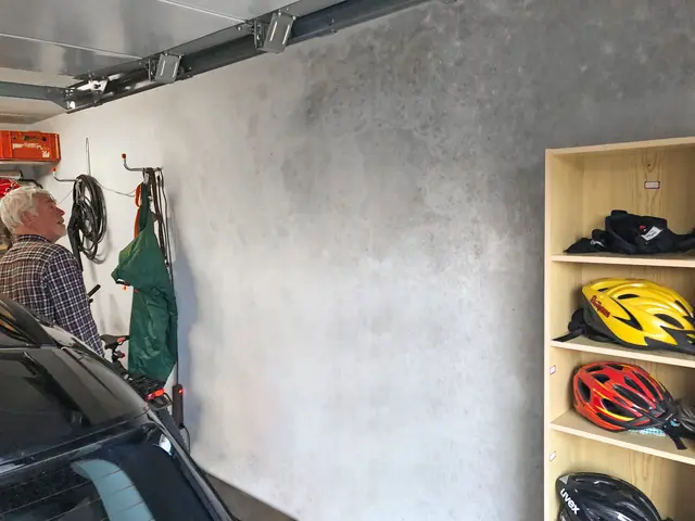 Sichtbare Flecken an den Wänden sind das letzte Warnsignal, um gegen den Schimmel aktiv zu werden. | Foto: DJD/Sto