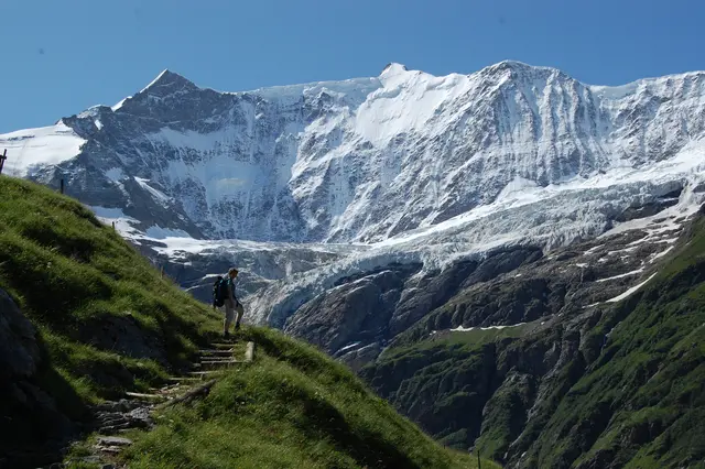 Die Kulissen werden immer grandioser. Der Blick geht auf das über 4000 Meter hohe Fiescherhorn und den Walchergrat. | Foto: Kurt Wolter
