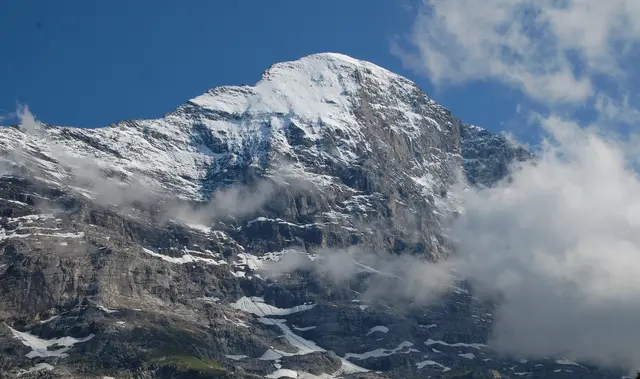 Während die Erstbesteiger für die Durchsteigung noch vier Tage gebraucht haben, hat der Schweizer Ueli Steck (im Himalaya ums Leben gekommen) auf der klassischen Erstbesteigerroute, der Heckmairroute, frei kletternd mit 2 Stunden und 22 Minuten den Speed Weltrekord aufgestellt.  | Foto: Kurt Wolter