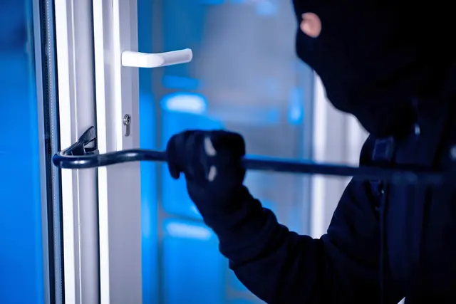 Fenster und Balkontüren sind die häufigsten Einfallstore für Einbrecher. Um Fenster und Türen zu schützen, bieten sich verschiedene Maßnahmen an - auch die Art der Rollläden kann bereits eine abschreckende Wirkung auf die Täter haben. | Foto: DJD/Schanz Rollladensysteme/Prostock-studio/Shutterstock