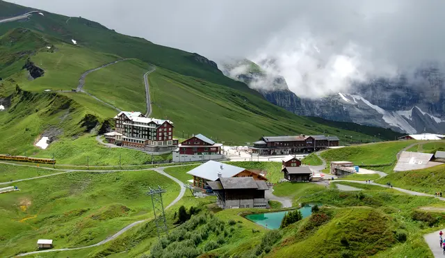 Mit der Hotel- und Hüttenansammlung der Kleinen Scheidegg, einer Passhöhe zwischen dem Eiger und dem Lauberhorn, haben wir den Wandfuß der berühmtesten Felswand er Erde erreicht. Von hier aus wurde 1938 mit Ferngläsern die damals sensationelle Erstbesteigung der Eiger-Nordwand, die weltweit für Schlagzeilen sorgte, beobachtet.  | Foto: Kurt Wolter