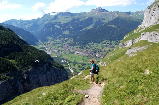 Früh am Morgen hoch über Grindelwald. Dabei führt der Pfad oberhalb der tief eingeschnittenen Gletscherschlucht entlang.  | Foto: Kurt Wolter