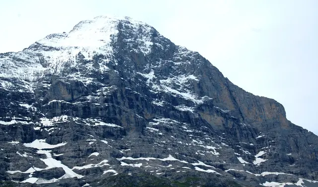 Die Eiger-Nordwand. 1800 Meter hoher steiler Fels und steiles Eis machen die Durchsteigung äußert schwierig. Viele Dramen haben sich darin abgespielt, über 70 Bergsteiger haben darin ihr Leben verloren. Allen voran die spannende Geschichte des Toni Kurz und seiner Gefährten, die nicht überlebt haben. Auch wenn der Toni am unteren Stollenloch nur wenige Meter von seinen vermeintlichen Rettern entfernt war, so konnten sie ihm doch nicht helfen. Beim Abseilen frei hängend konnte er einen Seilknoten nicht überwinden.  | Foto: Kurt Wolter