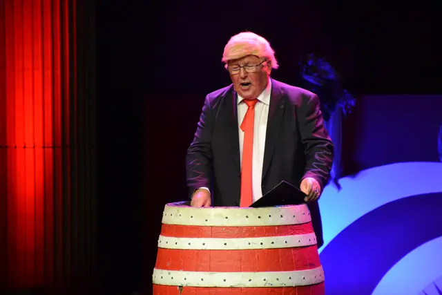 Täuschend echt und mit viel Witz parodierte Ehrenspielleiter Herbert Lenz den amerikanischen Präsidenten Donald Trump.