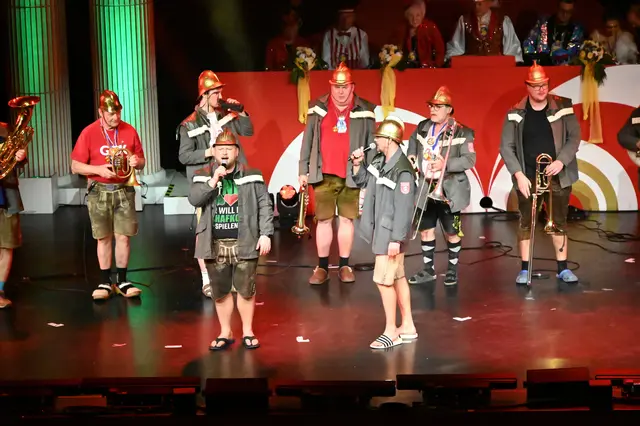 Die Gersthofer Freuerwehrkapelle brachte mit Faschingsliedern Stimmung in den Saal. 