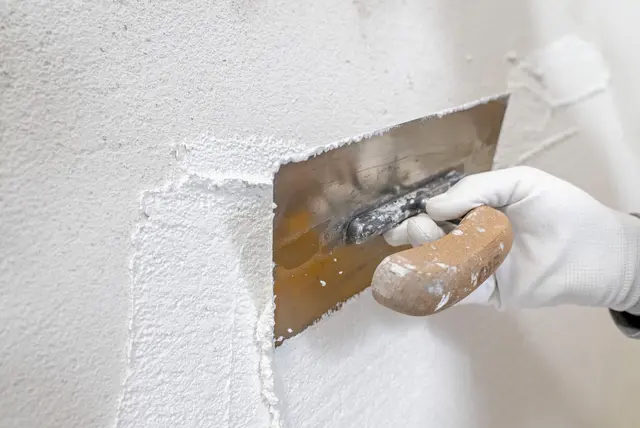 Der mehrschichtige Wandaufbau trägt dazu bei, Feuchtigkeit zu regulieren und die Oberflächentemperatur der Wände zu erhöhen. | Foto: DJD/Sto