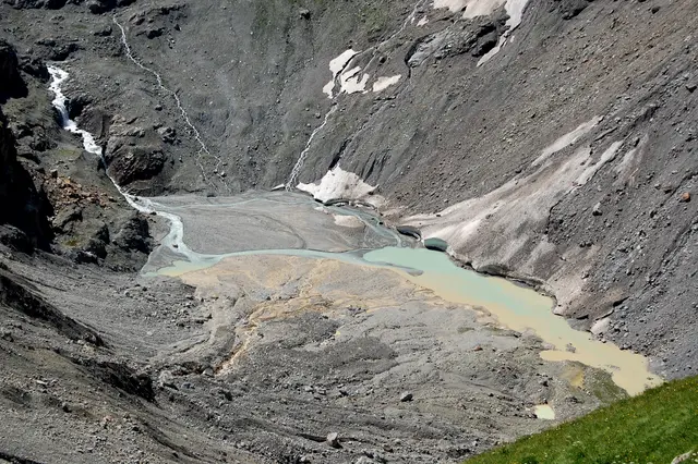 Nur noch graue, trostlose Schotterhänge weisen auf den einstigen Gletscher hin. Und so ergeht es früher oder später allen Gletschern. | Foto: Kurt Wolter