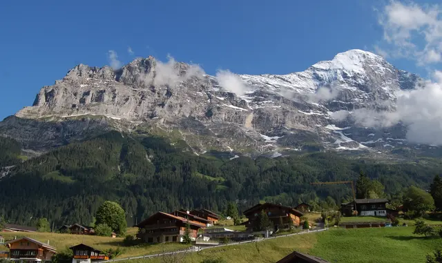 Grindelwald im Berner Oberland liegt vor einer traumhaften Kulisse. In der Bildmitte der lange Mittellegiegrat, der nach rechts auf den schneebedeckten Eiger führt. Eine anspruchsvolle Tour. | Foto: Kurt Wolter