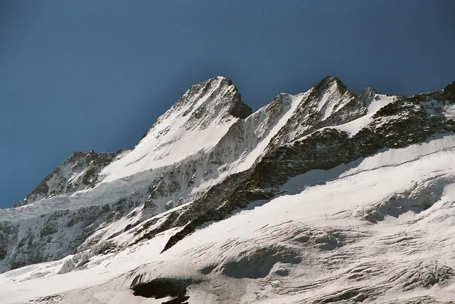 Darüber erhebt sich das Schreckhorn. Einer von mehreren Viertausendern bei Grindelwald.  | Foto: Kurt Wolter