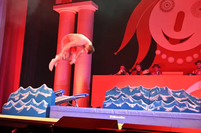 Die Turner des TSV Gersthofen begeisterten mit Turnübungen zum Thema "Baywatch"