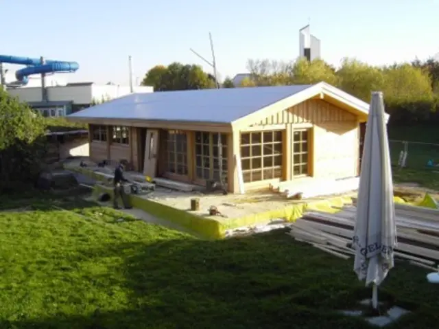 Bereits 2006 kam ein Ruhehaus für die Saunagäste dazu. | Foto: Titania Neusäß