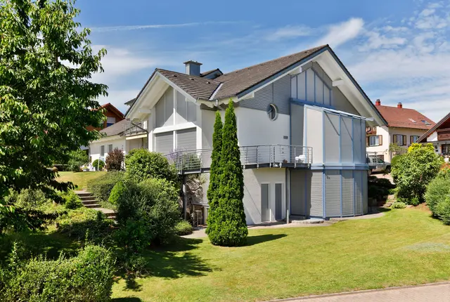 In rund einem Viertel aller Fälle scheitern Einbruchsversuche an mechanischen Schutzvorkehrungen. Rollläden aus Vollaluminium etwa wirken abschreckend, denn um dieses Hindernis zu überwinden, ist schon einiges an Gewalt, schwerem Werkzeug und vor allem Zeit nötig. | Foto: DJD/Schanz Rollladensysteme/www.studio-khf.de