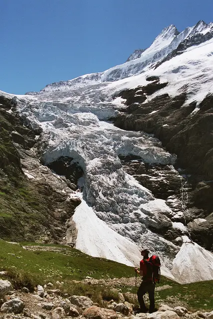 Hoch oben erreichen wir den Grindelwaldgletscher. Häufig ist in dieser grandiosen Landschaft ein Donnern zu hören, und das bei klarem Himmel. Erzeugt wird das Geräusch durch die Luftdruckwellen gewaltiger, abbrechender Eiswände, die dann als Lawinen in die Tiefe stürzen. Wie auf dem Bild gerade zu sehen.  | Foto: Kurt Wolter