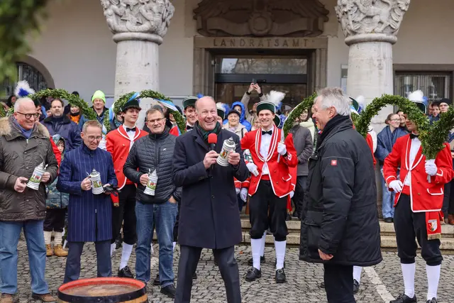 Beim Auftritt der Schäfflertanzgruppe aus Dinkelscherben am Rosenmontag ließen die Schäffler Landrat Martin Sailer (Vierter von links, vorne), Kreisbaumeister und Vorsitzenden des Gutachter-ausschusses Frank Schwindling (ganz links vorne), Geschäftsbereichsleiter für Kreisentwicklung und Kreiseinrichtungen Michael Püschel (Zweiter von links, vorne) und Personalratsvorsitzenden Thomas Huber (Dritter von links, vorne) hochleben. | Foto: Lina Prinzensing