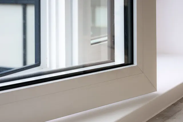 Mehrmals am Tag für fünf bis zehn Minuten Stoßlüften, tauscht die verbrauchte Luft aus und mindert sowohl die Schimmelgefahr als auch die Heizkosten. | Foto: DJD/Vonovia/Simon Bierwald