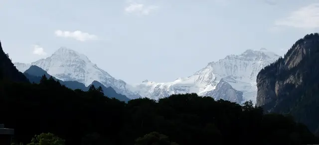 Vom Brienzersee aus gesehen: Am Jungfraujoch, zwischen Mönch (der durch den Eiger, links, verdeckt ist und Jungfrau gelegen, befindet sich in 3454 Metern Höhe der höchstgelegene Bahnhof Europas. Mit der Zahnradbahn kann man ihn von Grindelwald erreichen. Dabei geht die lange Tunnelfahrt durch den Eiger, mit Sichtfenstern mitten aus der Nordwand und dem Mönch. | Foto: Kurt Wolter