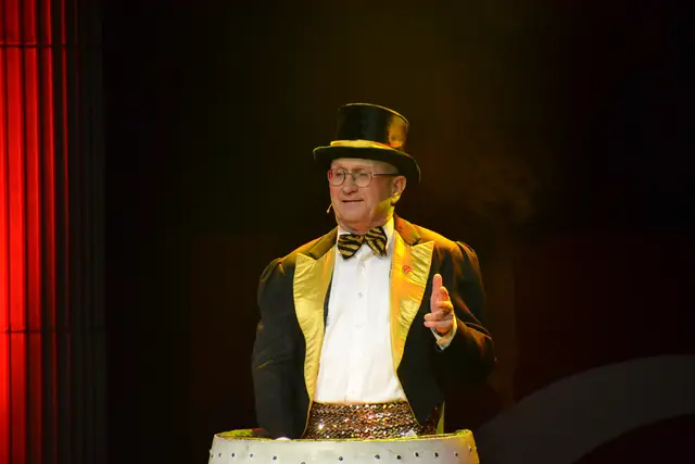 Manfred Lamprecht nahm als "Pressesprecher" in humorvoller Art die Bundes- und Kommunalpolitik auf das Korn.