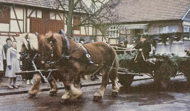 Am 8.Februar 1965 feierlicher Umzug wurden die Glocken durch Allendorf/Eder zum Glockenturm gebracht.