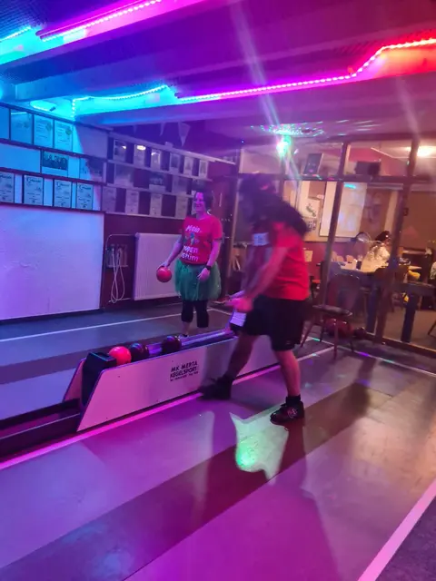 Lustiges Treiben auf der Kegelbahn.