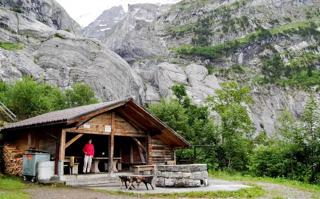 Eine Picknickhütte mitten in der Natur bietet einen guten Platz zum Übernachten. Die Schlafsäcke ausgerollt und dann früh am Morgen in die Berge hinaufgestiegen.  | Foto: Kurt Wolter