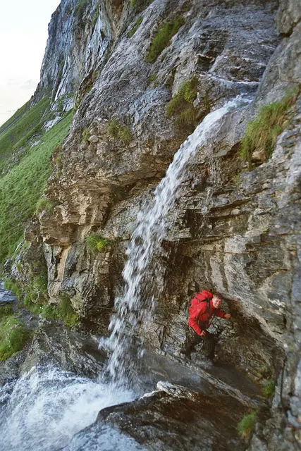 Auch eine Dusche gehört beim Aufstieg dazu. | Foto: Markus Wolter