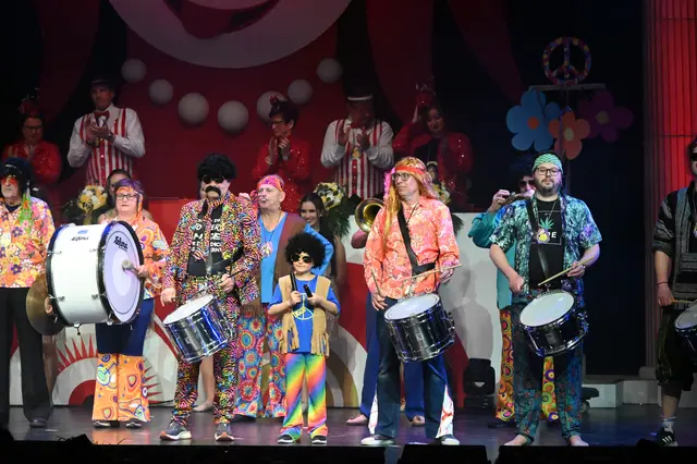 Der Spielmannszug Gersthofen trat unter dem Motto "70er-Jahre" auf.