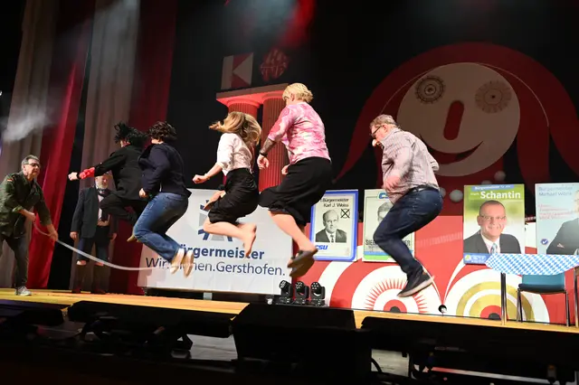 Die Stattretter stellten spielerisch eine "Musterung" der fünf Bürgermeister-Kandidaten und Kandidatinnen dar.