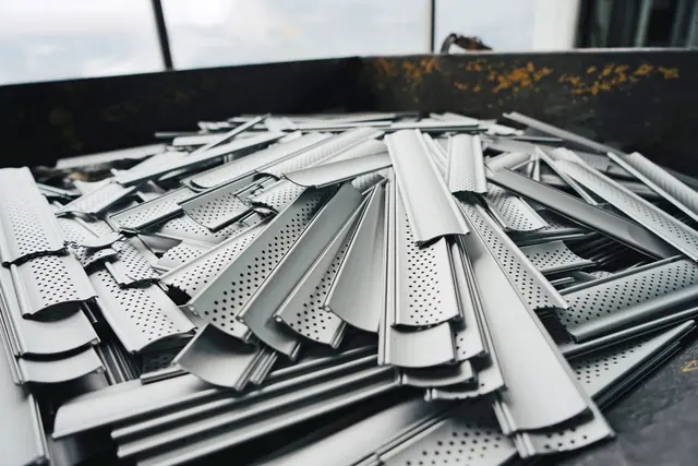 Um Rollläden aus Vollaluminium zu überwinden, ist schon einiges an Gewalt und schwerem Werkzeug nötig. Einfache Ausführungen aus Kunststoff mit deutlich schwächeren Profilen bieten oft wenig Widerstand und können von Einbrechern leicht ausgehebelt werden. | Foto: DJD/Schanz Rollladensysteme