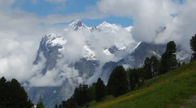 Das Wetterhorn über Grindelwald mit seinen steilen Flanken ist ein Berg wie aus einer anderen Welt. Es reizt zu einer Besteigung.  | Foto: Kurt Wolter