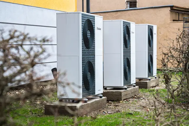Im Gegensatz zu herkömmlichen Heizungen werden die Heizkörper einer Wärmepumpe nicht so heiß, da sie mit niedrigeren Temperaturen energiesparend heizen. | Foto: DJD/Vonovia/Simon Bierwald