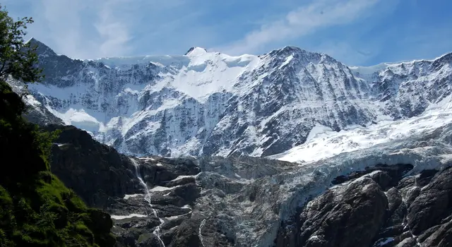 Ein trauriges Beispiel der Klimaerwärmung unter dem Walchergrat ist der Fieschergletscher.  | Foto: Kurt Wolter 