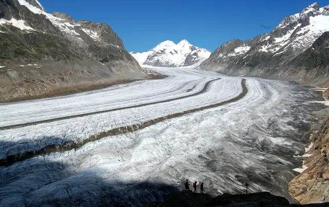 Auf der entgegengesetzten Seite des Jungfraujochs beginnt der Aletsch, der größte Gletscher der Alpen. Im Hintergrund links der Mönch und das Fiescherhorn. Beides Viertausender. | Foto: Kurt Wolter