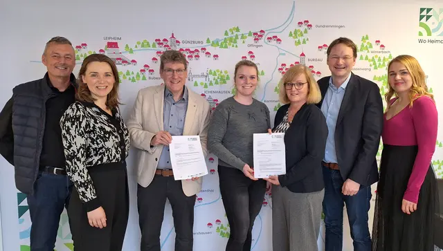 Das Bild zeigt (von links) Reinhard Löffler (WWA Donauwörth), Günzburgs Landtagsabgeordnete Jenny Schack, Ersten Bürgermeister Martin Brenner, Jaqueline Kuen (Landratsamt Günzburg), Gudrun Seidel (WWA Donauwörth), Landrat Hans Reichhart und Andrea Hofmann (Landratsamt Günzburg) bei der Übergabe des Planfeststellungsbescheids. 