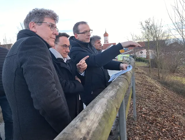 Parlamentarischer Staatssekretär Ulrich Lange (2. v. l.) unterhielt sich in Limbach mit Erstem Bürgermeister Martin Brenner (links) und Mitgliedern der BI-Limbach über das geplante Bahnprojekt Augsburg-Ulm. 