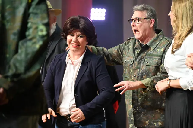 Die Stattretter stellten spielerisch eine "Musterung" der fünf Bürgermeister-Kandidaten und Kandidatinnen dar.