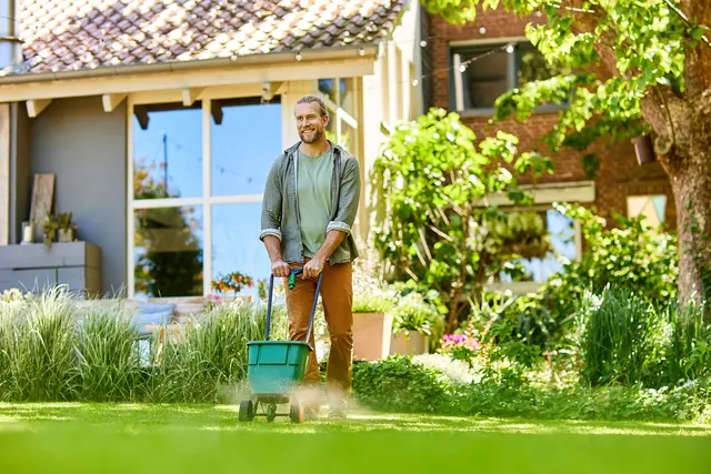 Mit dem richtigen Nährstoffmix können Hobbygärtner die Widerstandskräfte des Rasens gegen sommerliche Hitze unterstützen. | Foto: DJD/Compo/Witte Wattendorff