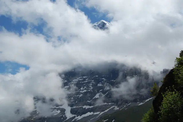 Nordwände haben es an sich, dass das Wetter schlagarig, innerhalb von Minuten, dramatisch wechseln kann und eine Tour lebensgefährlich werden lässt. In der Wolkelücke zeigt sich der Gipfel des Eiger. | Foto: Kurt Wolter