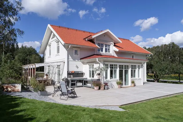 Energieeffizient bauen im klassischen skandinavischen Stil: Schwedenhäuser in Holzbauweise stehen bei Bauherren hoch im Kurs. | Foto: DJD/Eksjöhus