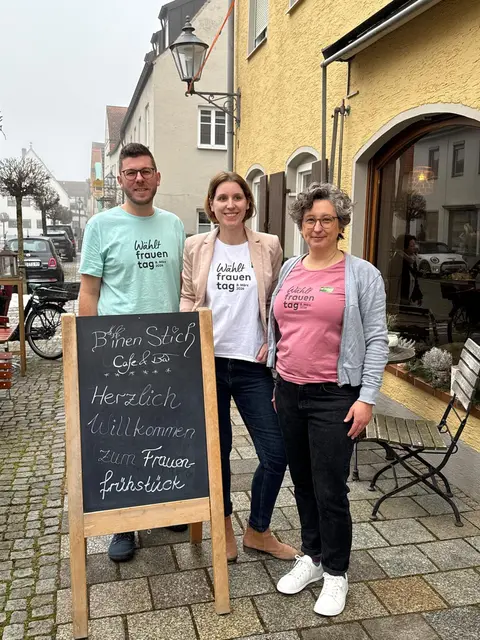 Sie freuten sich über den regen Besuch beim Frauenfrühstück der Friedberger Grünen: (von links) Bürgermeisterkandidat und Kinderbetreuer Egon Stamp, Kreitagskandidatin Bea Stamp, Stadtrats-Spitzenkandidatin Jutta Erlenmayer | Foto: Stamp