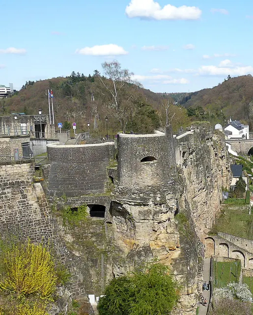 Der linke etwas dunklere Stumpf eines Rondellturms soll noch zur mittelalterlichen Burg gehören.
