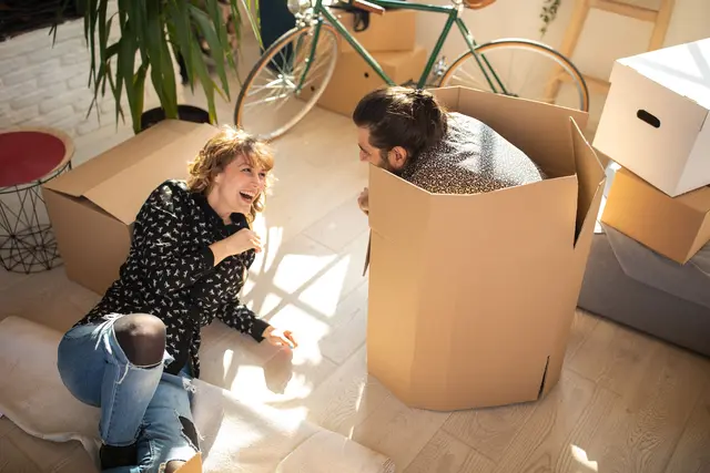 Gemeinsam im neuen Zuhause angekommen: Ein Umzug ist immer auch ein Abenteuer und sollte gut geplant sein. | Foto: DJD/LichtBlick/Getty Images/Miodrag Ignjatovic