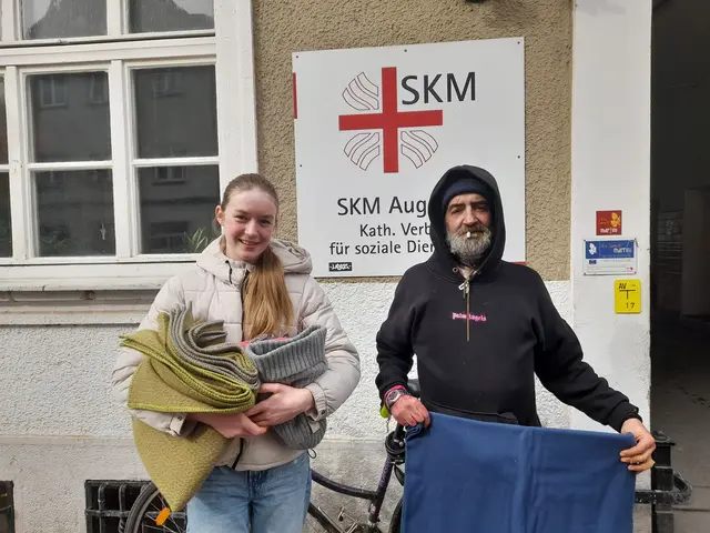 Foto: Stolz verteilte Sophia ihre "Schätze" an bedürftige Menschen beim SKM - dem katholischen Verband für soziale Dienste e.V. in Augsburg. (Foto: Norbert Pfaller)