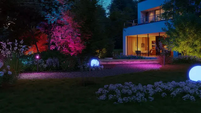 Verschiedene Leuchten und Farben zaubern eine magische Licht-Atmosphäre im eigenen Garten. | Foto: djd-k/Steinel