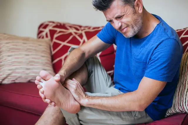 Schmerzen und Kribbeln in den Füßen werden oftmals von einer Nervenschädigung, einer so genannten Neuropathie, verursacht. | Foto: djd-k/Wörwag Pharma/Getty Images/Aleksej Sarifulin