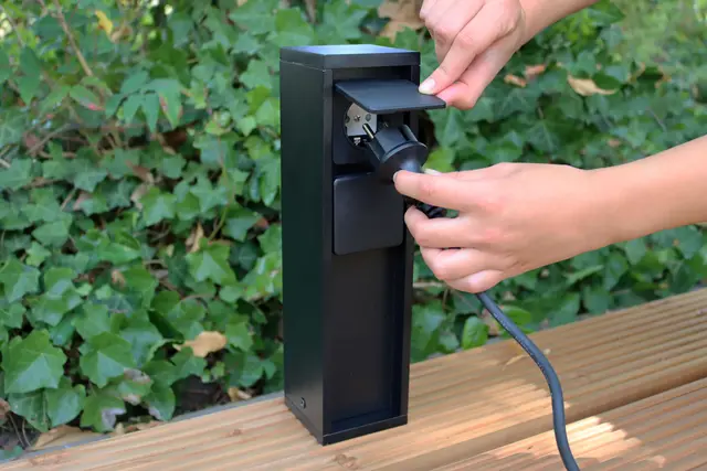 Rein in die Steckdose – und im Nu erstrahlt der Garten im gewünschten Lichtambiente. | Foto: djd-k/Steinel