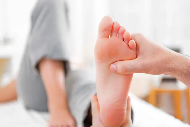 Wenn die Füße kribbeln, brennen oder schmerzen, sind Schmerzmittel oft nicht die beste Lösung - aber es natürliche und ursächlich wirksame Maßnahmen gegen die Beschwerden. | Foto: djd-k/Wörwag Pharma/Colourbox/Perig Morisse