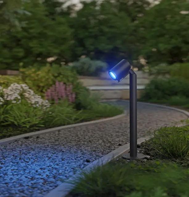 Hochstehende Spots leuchten gekonnt Wege und Beete aus. | Foto: djd-k/Steinel